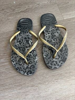Havaianas Women’s Gold Strap Gray Leopard Print Sandals